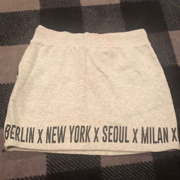 A sweatpants material mini skirt - Picture 3 of 3